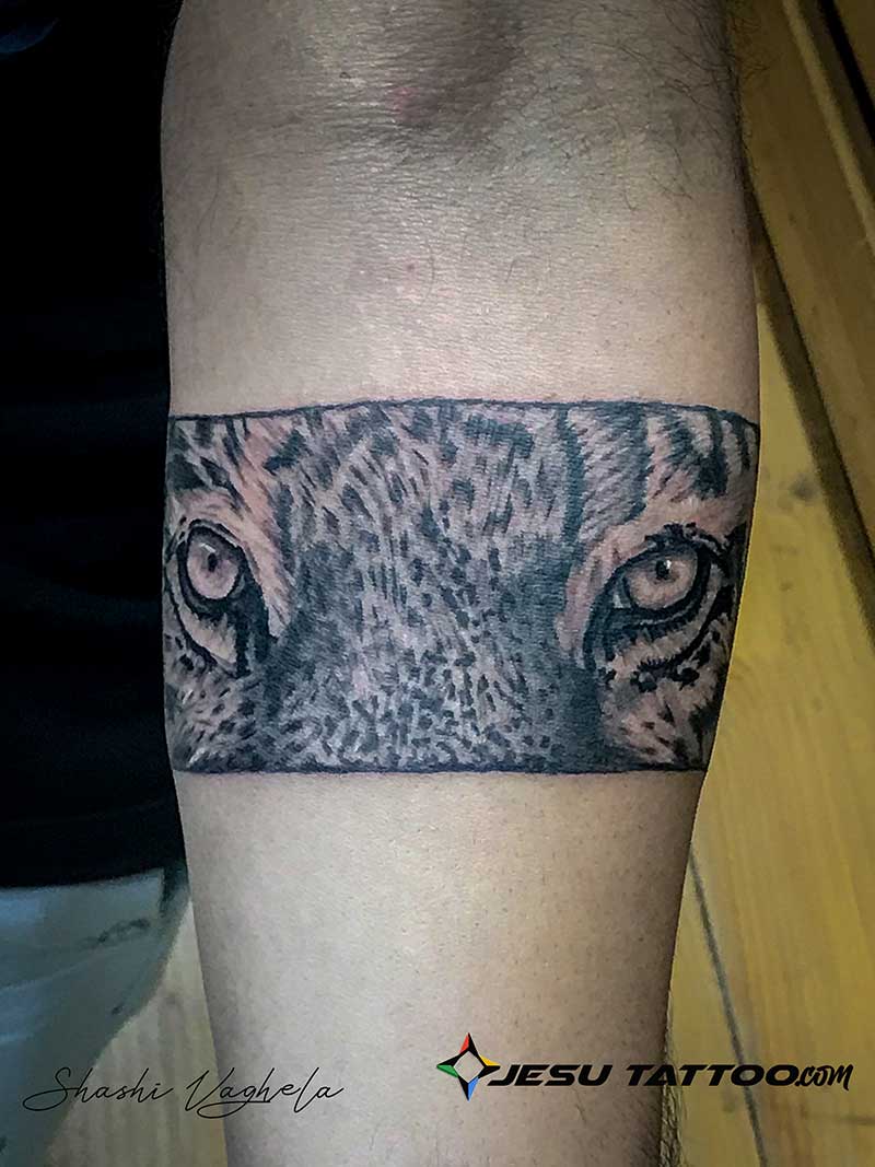 Kingleo Tattooz indore | Mandala with Geometric Armband Tattoo Book your  appointment:- 9584228615,7000924824 #armbandtattoo #bandtattoo  #tattooformen #armtattoo ... | Instagram